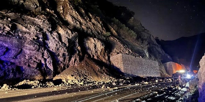 Artvin-Hopa kara yolunda heyelan: Ulaşım yapılamıyor