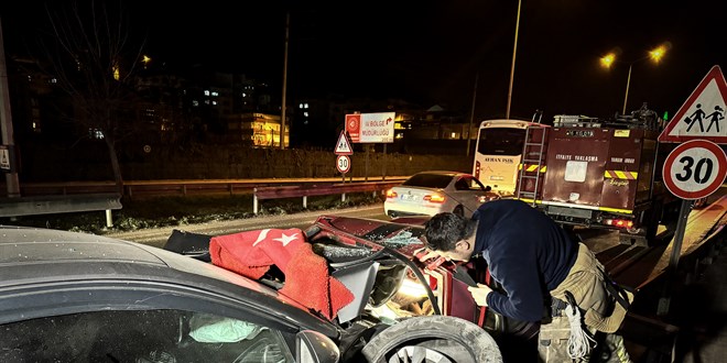Aracın patlayan lastiğini değiştiren kişilere otomobil çarptı: 1 ölü