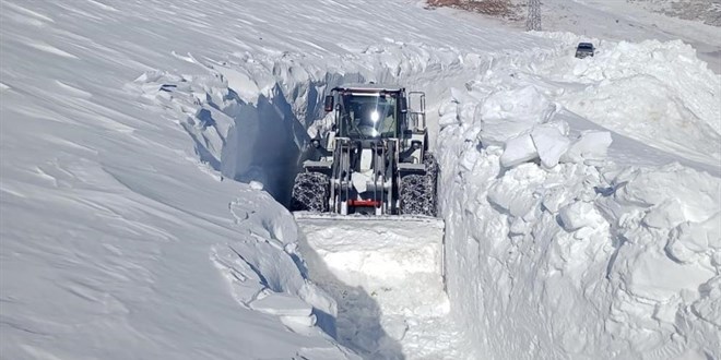 Hakkari'de 5 metrelik kar: İş makinesi kayboldu