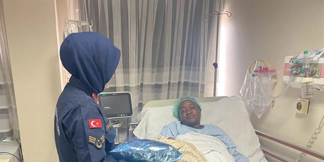 Hırsızlık yapan kaçak göçmen yakalandı, sağlık kontrolüne götürüldüğünde doğum yaptı