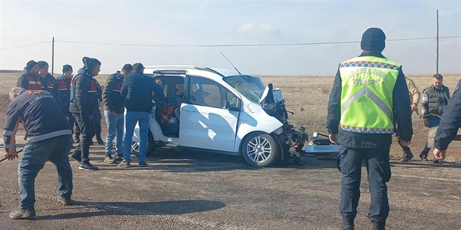 Sivas'ta iki ticari araç çarpıştı: 1 ölü, 1 yaralı