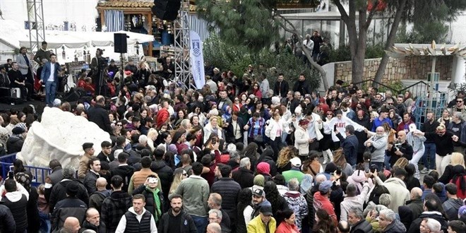 Bodrum'da 100 metrelik hamsi kuyruğu