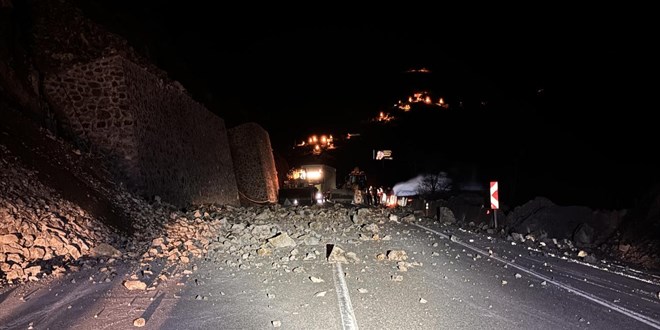 Artvin-Hopa kara yolunda heyelan: Çalışmalar sürüyor