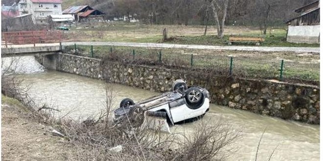 Dereye uçan araçtaki aileyi boğulmaktan vatandaşlar kurtardı