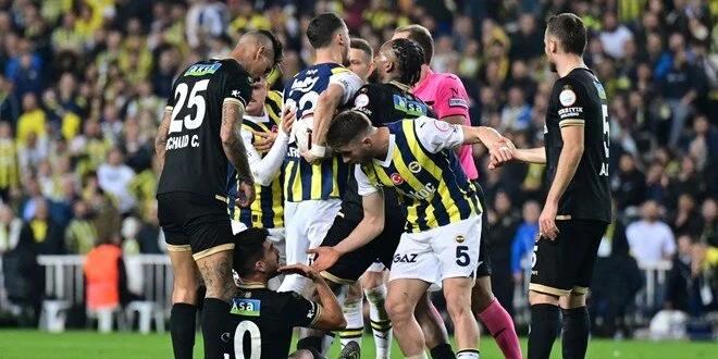 Fenerbahe ile Galatasaray hakem tartmalarnda bir kez daha kar karya