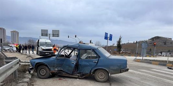 Kastamonu'da servis minibüsü ile otomobilin çarpıştığı kazada 6 kişi yaralandı