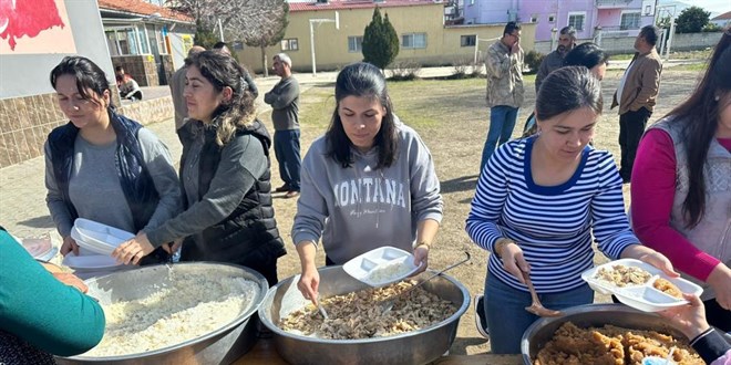 Velileri okula ekmek iin tavuklu pilav ikram ettiler