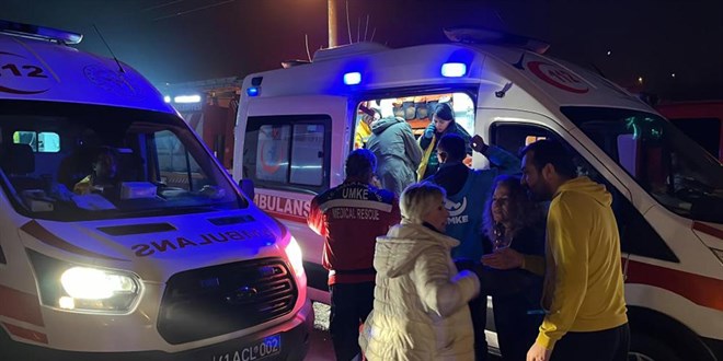 Kocaeli'de 5 katlı apartmanda yangın: Mahsur kalan 9 kişi kurtarıldı