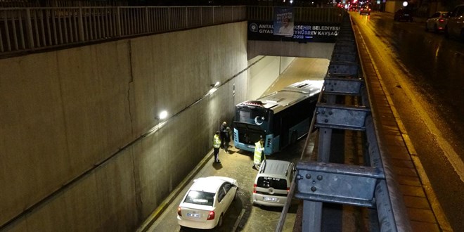 Antalya'da sağanak: Otobüs tünelde mahsur kaldı