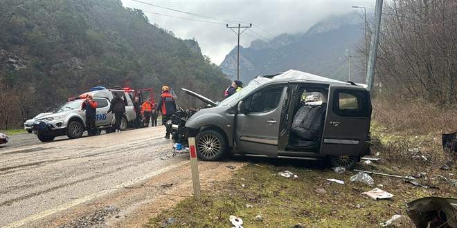 Cenazeye giderken kaza yapan hafif ticari araçtaki 2 kişi öldü