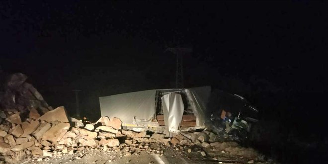 Artvin-Ardahan kara yolunda heyelan nedeniyle ulaşım tek şeritten sağlanıyor