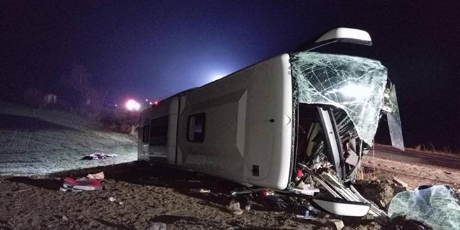 Yolcu otobüsünün devrilmesi sonucu 1 kişi öldü, 18 kişi yaralandı