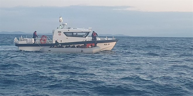 İzmir açıklarında 78 düzensiz göçmen kurtarıldı, 102 göçmen yakalandı