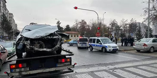 Kayseri'de işçi servisi, minibüs ve otomobil çarpıştı: 7 yaralı