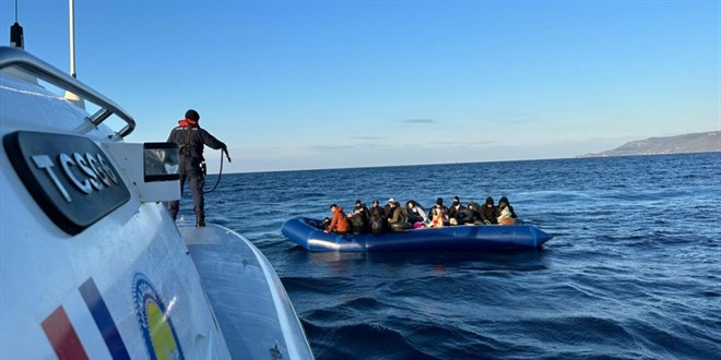 İzmir açıklarında 44 düzensiz göçmen kurtarıldı