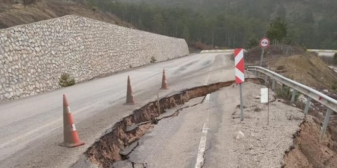 Bolu'da Mudurnu-Göynük karayolunda göçük oluştu