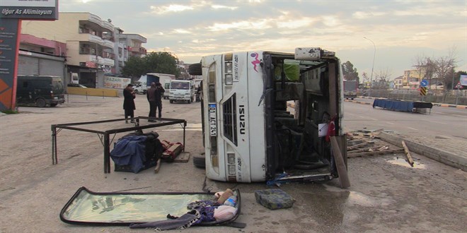 Tarım işçilerini taşıyan midibüsün devrildi: 15 yaralı
