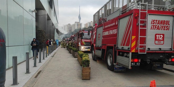 Üsküdar'da lüks rezidansın otoparkında yangın