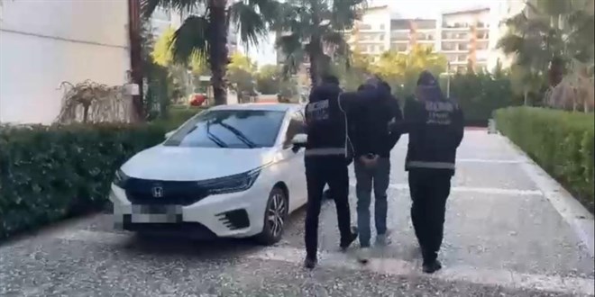 Kırmızı bültenle aranan şüpheli İzmir'de tutuklandı