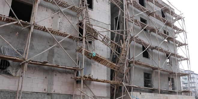 İnşaat iskelesinin çökmesi sonucu 1 işçi öldü, 2 işçi yaralandı