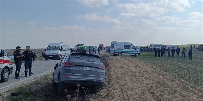Traktörle çarpışan otomobildeki 2 kişi öldü, 3 kişi yaralandı