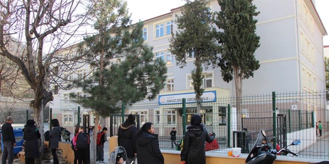 Pamuk şeker yiyen 11 öğrenci hastanelik oldu