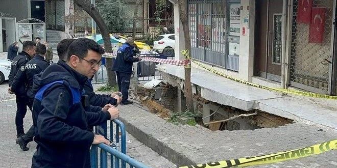Güngören'de kaldırım çöktü, anne ve çocuğu 2 metrelik çukura düştü