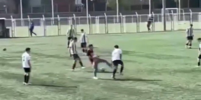 Sahaya girip altyapı futbolcusunu darbeden şüpheli tutuklandı
