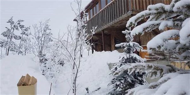 Kyde kar kalnl 4 metreye ulat: Evlerinin halini grenler akna dnd