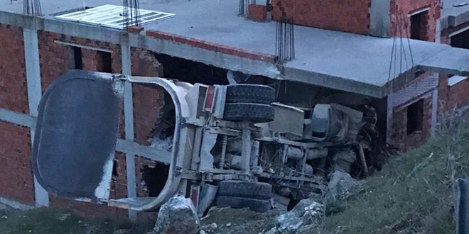 Balıkesir'de şarampole devrilen kamyondaki 2 kişi öldü