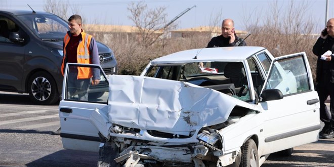Kırmızı ışıkta bekleyen araca çarpan otomobilin sürücüsü ve eşi hayatını kaybetti