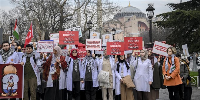 Sağlıkçılardan Gazze'ye saldırılara tepki için sessiz yürüyüş