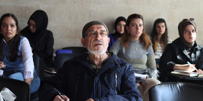 Üniversiteden mezun olmak için 70 yaşında İngilizce öğreniyor