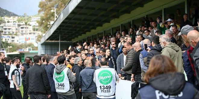 Seçil Erzan tezahüratları Arda Turan'ı çileden çıkardı: Kırmızı kart gördü!