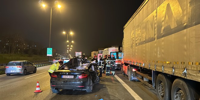 Anadolu Otoyolu'nda tıra çarpan otomobildeki 1 kişi öldü, 2 kişi yaralandı