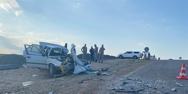 Kamyon ve otomobilin çarpıştığı kazada 2 kişi öldü