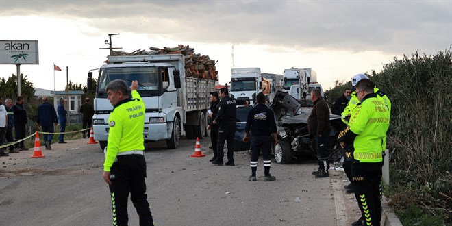 Otomobille işçi servisinin çarpışması sonucu 2 kişi öldü