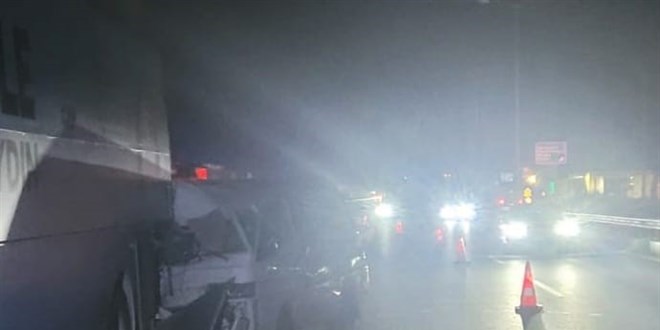 Ticari araç seçim otobüsüne ok gibi saplandı: 1 ölü