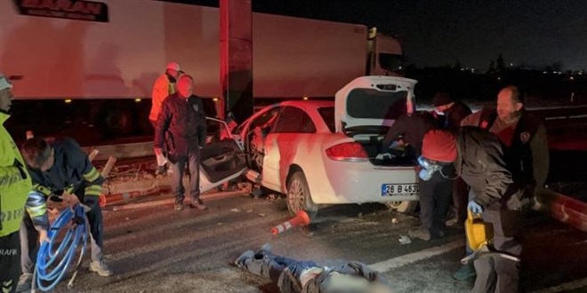 190 kilometre hızla direğe çarpan otomobilin sürücüsü öldü