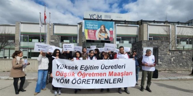 İşten çıkarılan öğretmenlerden okul önünde basın açıklaması: Köle değil öğretmeniz!