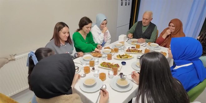 Erzincanlı aileler iftar sofralarını üniversite öğrencilerine açıyor