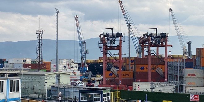 Limana yanaşan gemi kıyıya çarptı: Vinçler devrildi
