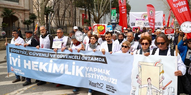 Sağlık çalışanları taleplerini duyurmak için yürüdü