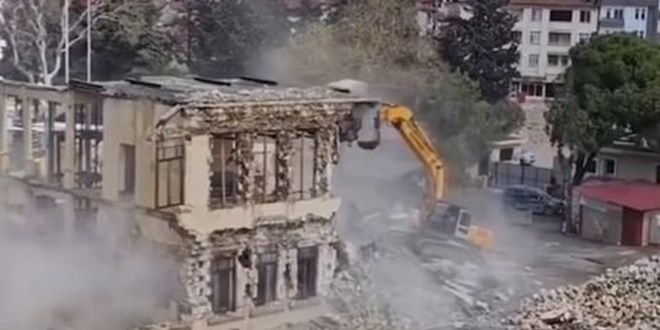 Depremde hasar grmt: Tarihi Hatay Valilii binas ykld