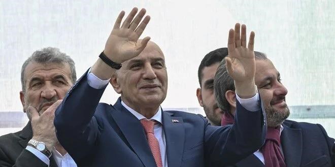 Turgut Altınok'tan emekliler ve üniversite öğrencilerine ücretsiz ulaşım vaadi