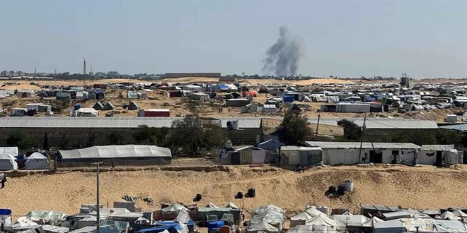 Filistinli yetkililer: İsrail duyuru yapmadan Refah'a saldırı başlattı