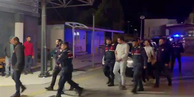 Kendilerini 'jandarma' olarak tanıtıp, 900 bin lira dolandırdılar