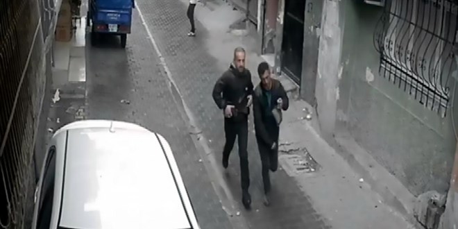 Otomobilin lastiğini patlatıp tamircide 270 bin lirasını çaldılar