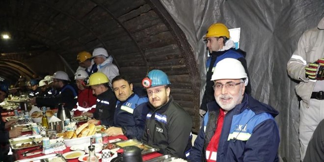 Bakan Işıkhan, Kütahya'da maden işçileriyle iftar yaptı