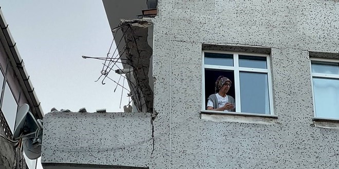 Güngören'de balkonu çöken 6 katlı apartman tahliye edilecek